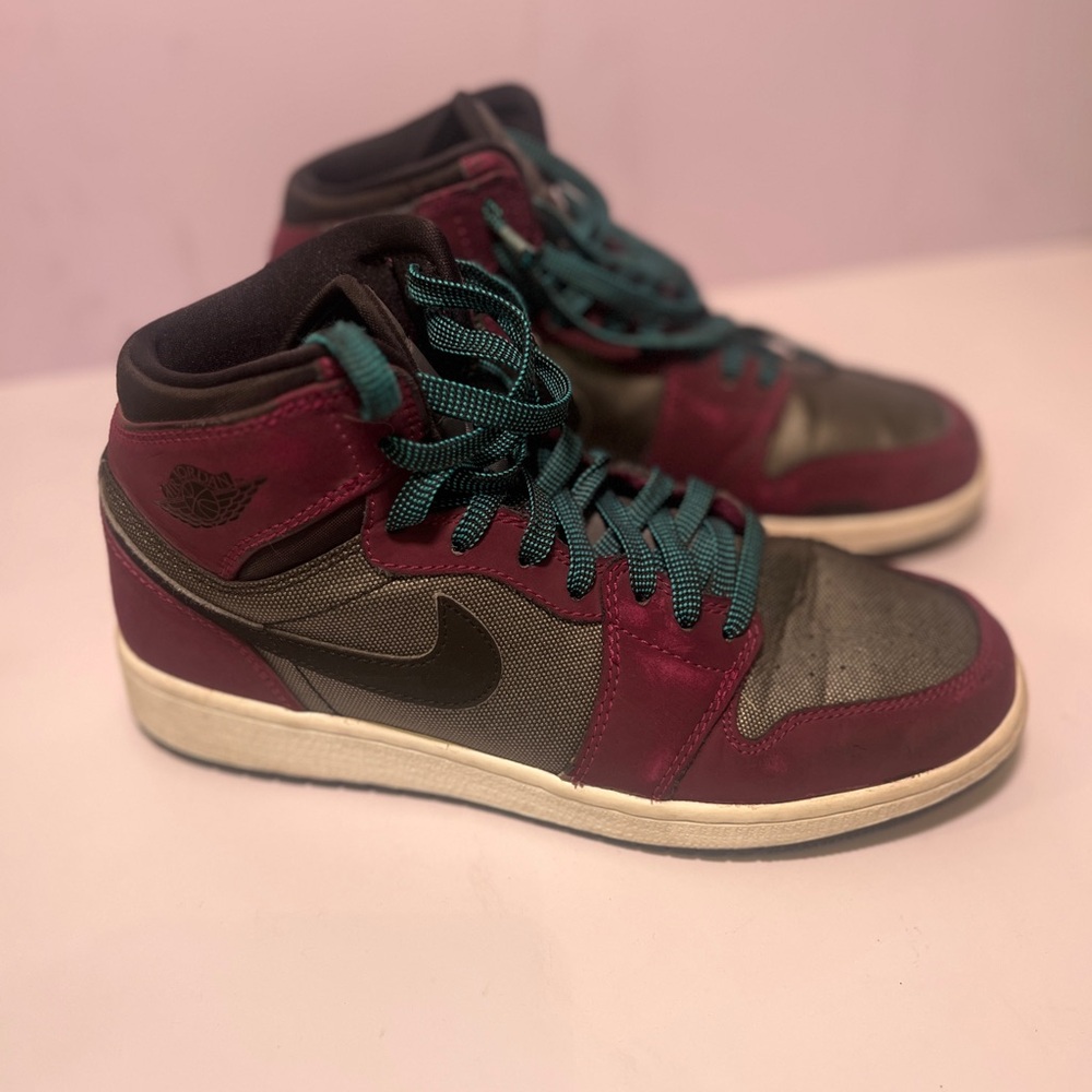 Nike Air Jordan 1 Retro High Sneakers Shoes Size 7 Mulberry Athletic